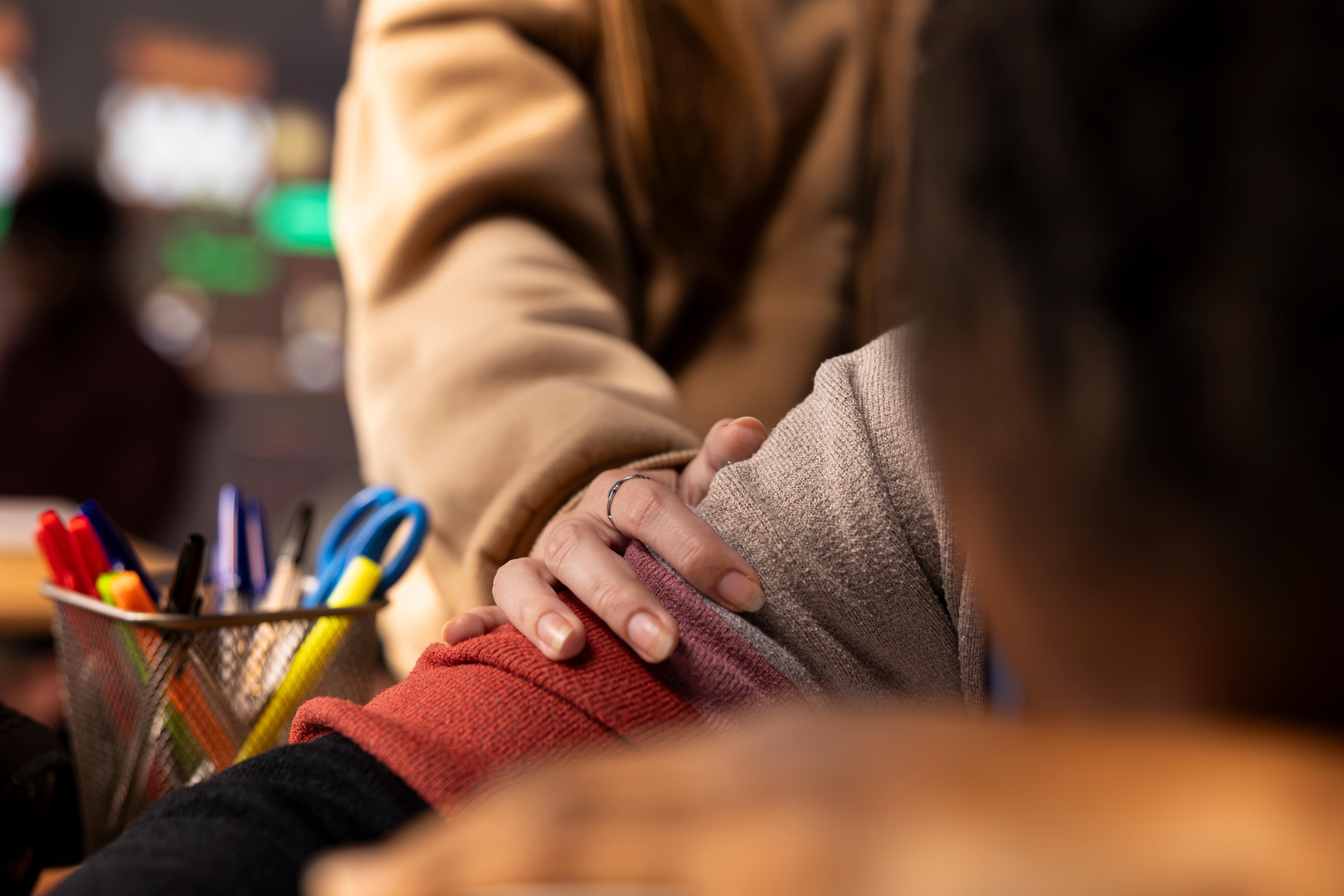 Ruhige, glaubwürdige Alltagsszene als Symbol für ambulante Hilfen, Orientierung und Begleitung bei Jetzt Jugendhilfe