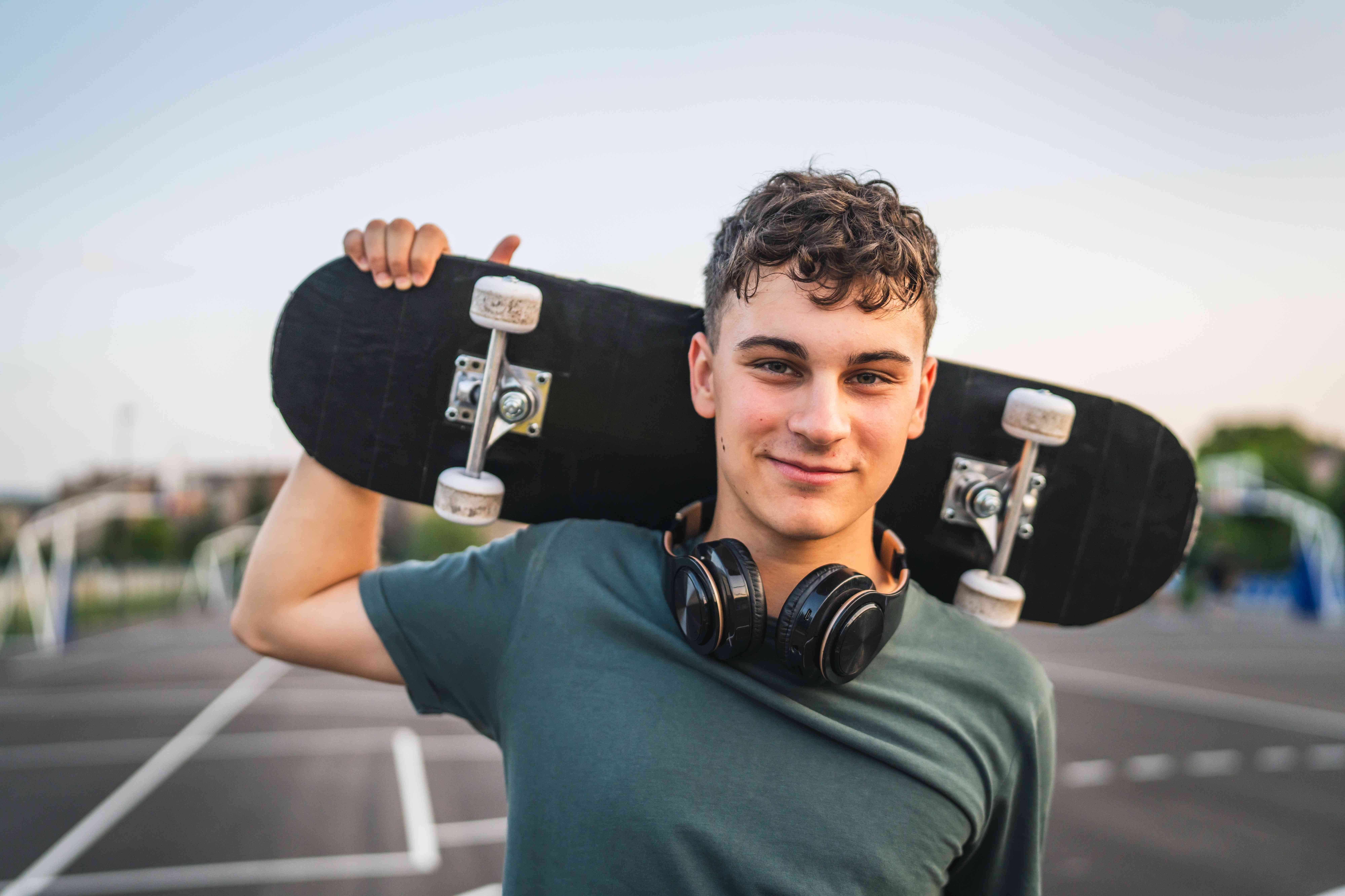 Junger Mann mit Skateboard als Symbol für die Arbeit mit Jugendlichen bei Jetzt Jugendhilfe